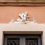 Mentre un grazioso putto...